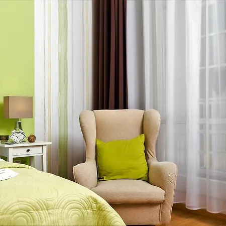 Makes Happy * بودابست